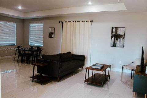 House in Lehigh Acres, Florida 3 bedrooms, 125.79 sq.m. № 1790542 - photo 4