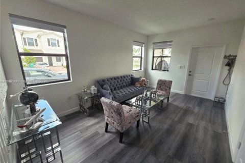 Снять в аренду таунхаус в Майами, Флорида 3 спальни, 169.73м2, № 2028586 - фото 3