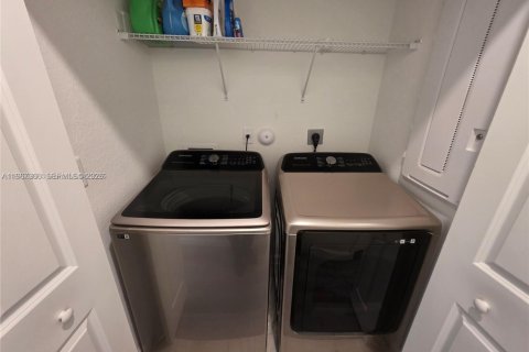 Снять в аренду таунхаус в Майами, Флорида 3 спальни, 169.73м2, № 2028586 - фото 17