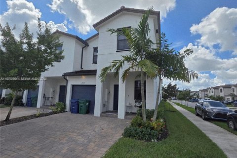 Снять в аренду таунхаус в Майами, Флорида 3 спальни, 169.73м2, № 2028586 - фото 2