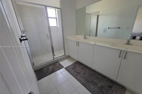 Снять в аренду таунхаус в Майами, Флорида 3 спальни, 169.73м2, № 2028586 - фото 19