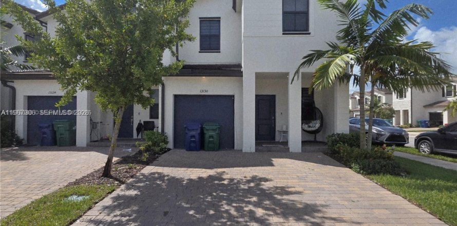 Таунхаус в Майами, Флорида 3 спальни, 169.73м2 № 2028586