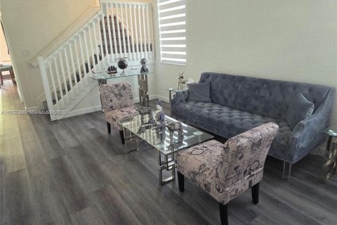 Снять в аренду таунхаус в Майами, Флорида 3 спальни, 169.73м2, № 2028586 - фото 4