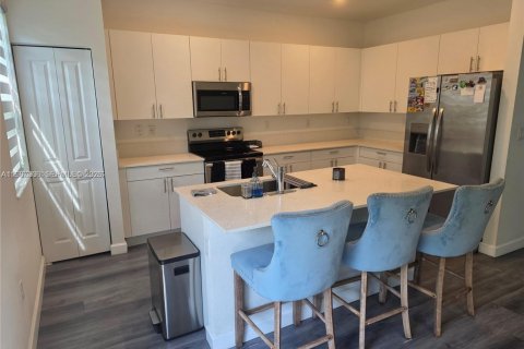 Снять в аренду таунхаус в Майами, Флорида 3 спальни, 169.73м2, № 2028586 - фото 10