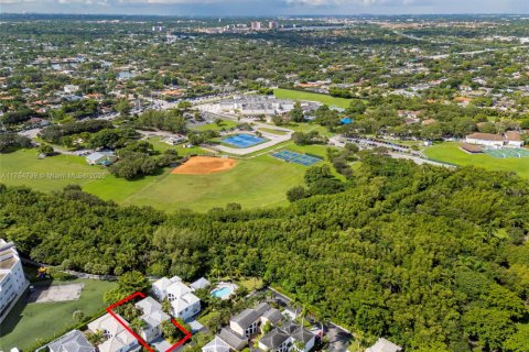 House in Miami, Florida 4 bedrooms, 249.81 sq.m. № 1696175 - photo 10