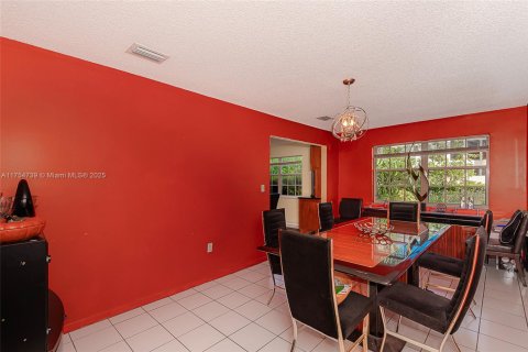 House in Miami, Florida 4 bedrooms, 249.81 sq.m. № 1696175 - photo 29