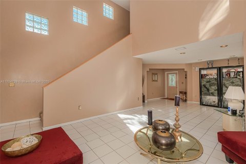 House in Miami, Florida 4 bedrooms, 249.81 sq.m. № 1696175 - photo 15