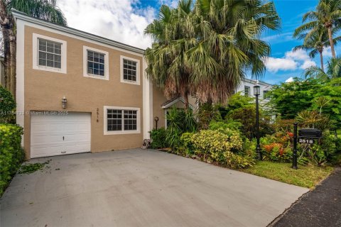 House in Miami, Florida 4 bedrooms, 249.81 sq.m. № 1696175 - photo 2