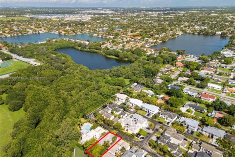 House in Miami, Florida 4 bedrooms, 249.81 sq.m. № 1696175 - photo 9