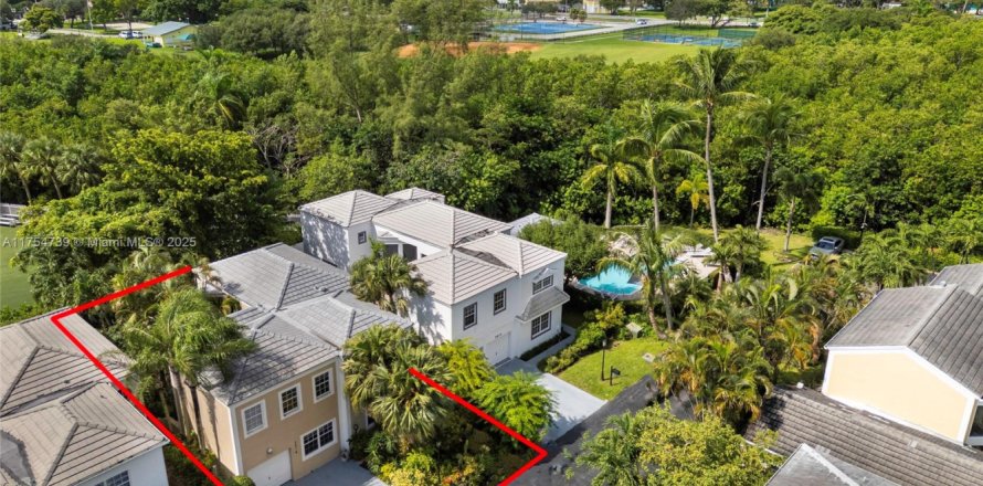 House in Miami, Florida 4 bedrooms, 249.81 sq.m. № 1696175
