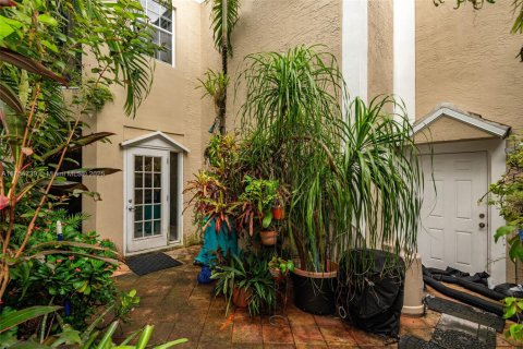 House in Miami, Florida 4 bedrooms, 249.81 sq.m. № 1696175 - photo 3