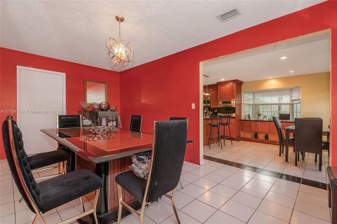 House in Miami, Florida 4 bedrooms, 249.81 sq.m. № 1696175 - photo 28