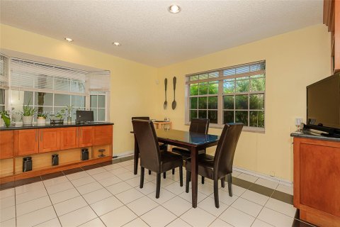House in Miami, Florida 4 bedrooms, 249.81 sq.m. № 1696175 - photo 23