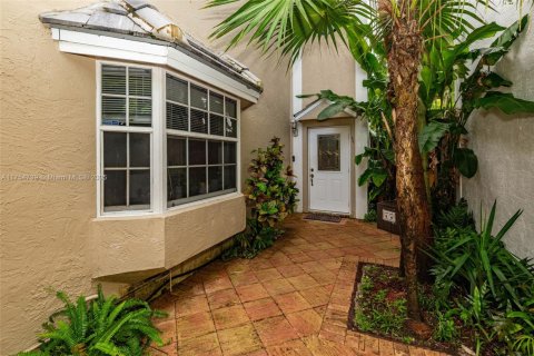 House in Miami, Florida 4 bedrooms, 249.81 sq.m. № 1696175 - photo 4