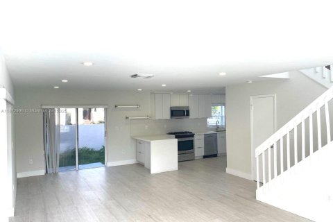 Villa ou maison à louer à Doral, Floride: 4 chambres, 183.39 m2 № 1897802 - photo 7