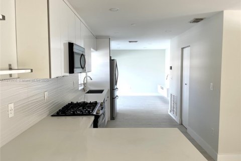 Villa ou maison à louer à Doral, Floride: 4 chambres, 183.39 m2 № 1897802 - photo 4