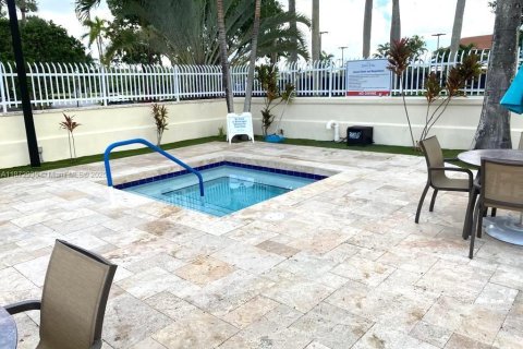 Villa ou maison à louer à Doral, Floride: 4 chambres, 183.39 m2 № 1897802 - photo 23