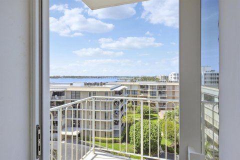 Condo in Palm Beach, Florida, 2 bedrooms  № 2173615 - photo 15