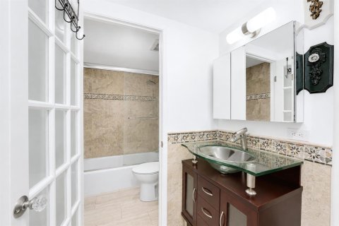 Condo in Palm Beach, Florida, 2 bedrooms  № 2173615 - photo 21