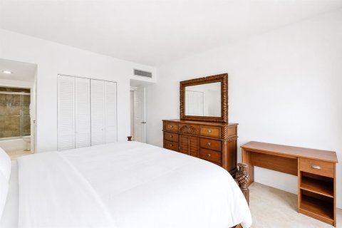 Condo in Palm Beach, Florida, 2 bedrooms  № 2173615 - photo 17