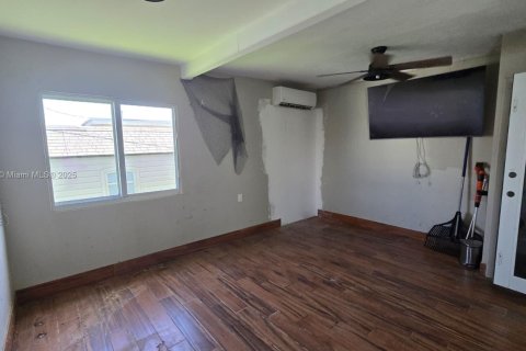 House in Hialeah, Florida 3 bedrooms, 158.49 sq.m. № 1847782 - photo 28