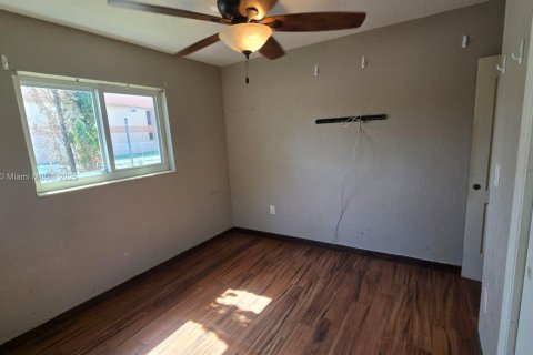 House in Hialeah, Florida 3 bedrooms, 158.49 sq.m. № 1847782 - photo 20