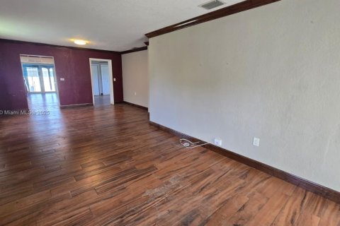 House in Hialeah, Florida 3 bedrooms, 158.49 sq.m. № 1847782 - photo 9
