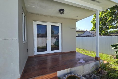 House in Hialeah, Florida 3 bedrooms, 158.49 sq.m. № 1847782 - photo 29
