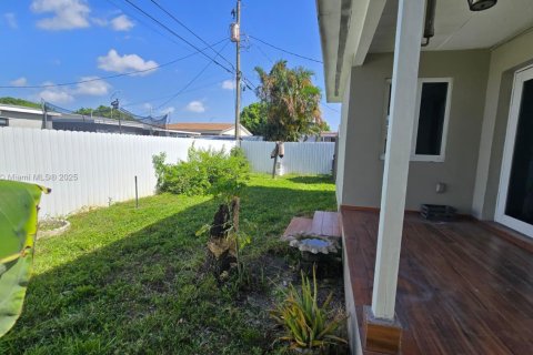 House in Hialeah, Florida 3 bedrooms, 158.49 sq.m. № 1847782 - photo 30