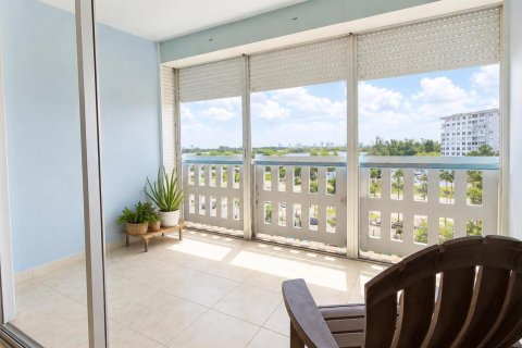 Condo in Hollywood, Florida, 2 bedrooms  № 2246629 - photo 10