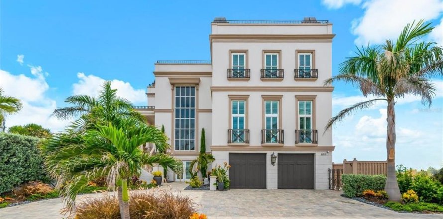 House in Clearwater, Florida 3 bedrooms, 330.64 sq.m. № 2157120