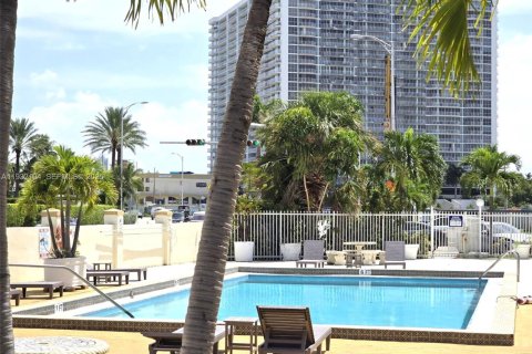 Condominio en alquiler en North Bay Village, Florida, 1 dormitorio, 64.29 m2 № 1990787 - foto 12