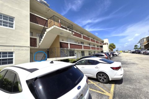 Condominio en alquiler en North Bay Village, Florida, 1 dormitorio, 64.29 m2 № 1990787 - foto 1