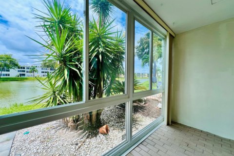 Condo in West Palm Beach, Florida, 1 bedroom  № 2087618 - photo 2