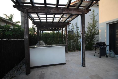 House in Doral, Florida 5 bedrooms, 297.75 sq.m. № 1863397 - photo 10