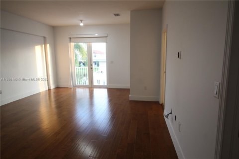 House in Doral, Florida 5 bedrooms, 297.75 sq.m. № 1863397 - photo 12