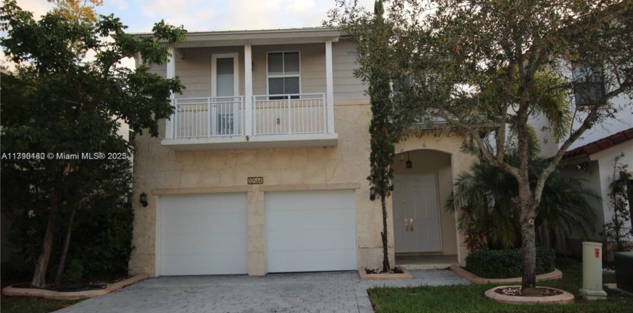 House in Doral, Florida 5 bedrooms, 297.75 sq.m. № 1863397