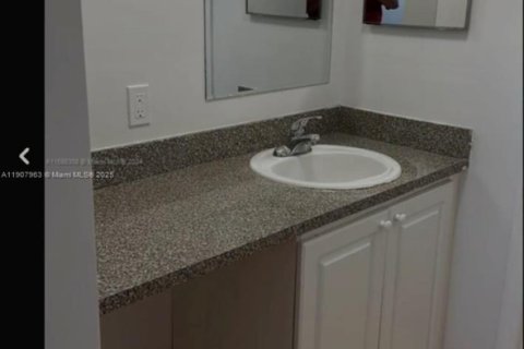 Condo in Lauderhill, Florida, 2 bedrooms № 2082081 - photo 12