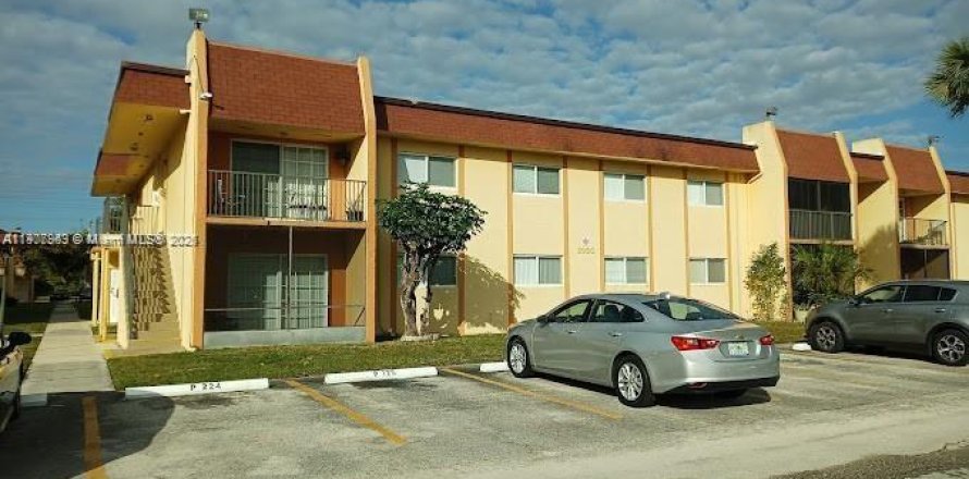 Condo in Lauderhill, Florida, 2 bedrooms № 2082081
