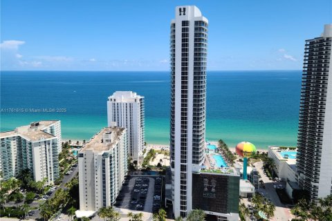 Copropriété à louer à Hollywood, Floride: 2 chambres, 98.48 m2 № 1860499 - photo 1