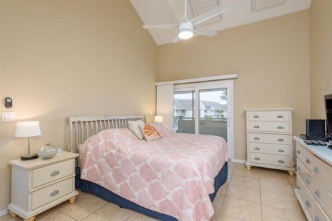 Condo in New Port Richey, Florida, 3 bedrooms  № 1900099 - photo 11
