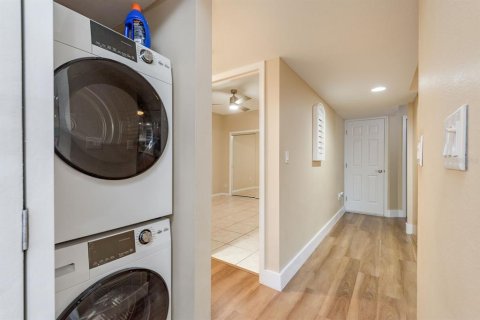 Condo in New Port Richey, Florida, 3 bedrooms  № 1900099 - photo 18
