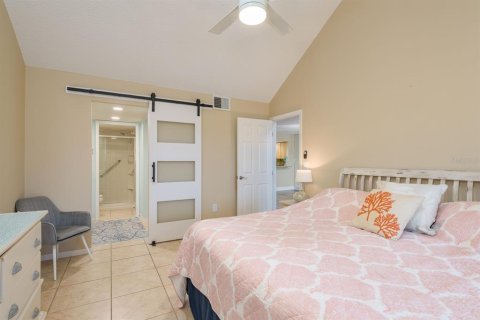 Condo in New Port Richey, Florida, 3 bedrooms  № 1900099 - photo 12