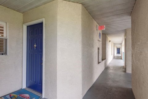 Condo in New Port Richey, Florida, 3 bedrooms  № 1900099 - photo 2