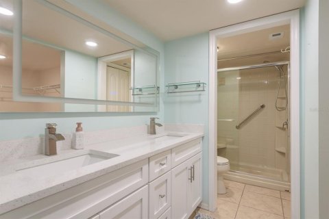 Condo in New Port Richey, Florida, 3 bedrooms  № 1900099 - photo 13