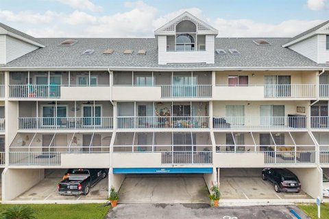 Condo in New Port Richey, Florida, 3 bedrooms  № 1900099 - photo 1