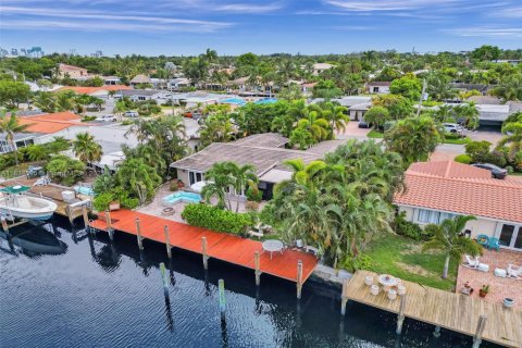 House in Wilton Manors, Florida 4 bedrooms, 186.08 sq.m. № 1825827 - photo 1