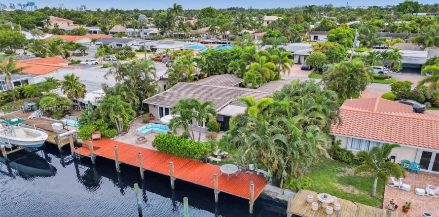 House in Wilton Manors, Florida 4 bedrooms, 186.08 sq.m. № 1825827