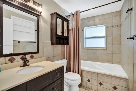House in Wilton Manors, Florida 4 bedrooms, 186.08 sq.m. № 1825827 - photo 15