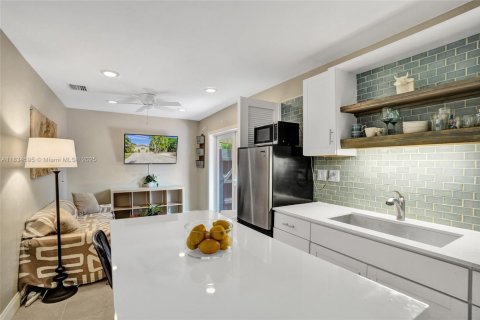 House in Wilton Manors, Florida 4 bedrooms, 186.08 sq.m. № 1825827 - photo 10